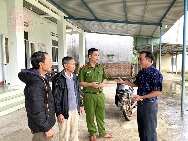 ong nguyen ngoc phuoc bia phai dang trao doi voi can bo ca xa va nguoi dan thon phu kim xa cat trinh ve cach phong ngua tinh trang trom cap vat