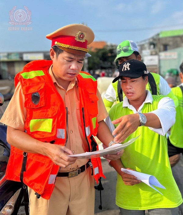 canh sat duong thuy kiem tra giay phep hanh nghe cua chu tau thuyen hoat dong linh vuc du lich