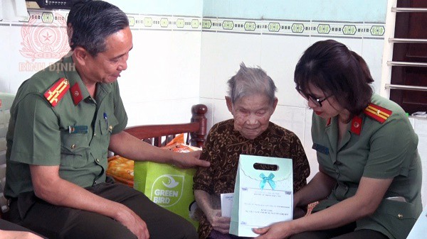 Đơn vị nghiệp vụ Công an tỉnh nhận tiếp tục phụng dưỡng mẹ Nguyễn Thị Sen (SN 1920) ở Chánh Nhơn, Cát Nhơn, Phù Cát