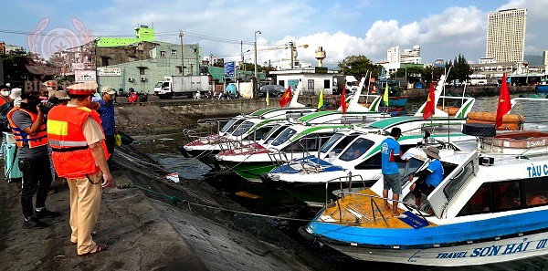 Cảnh sát đường thủy thường xuyên tiến hành kiểm tra nơi tàu thuyền phục vụ du lịch hoạt động