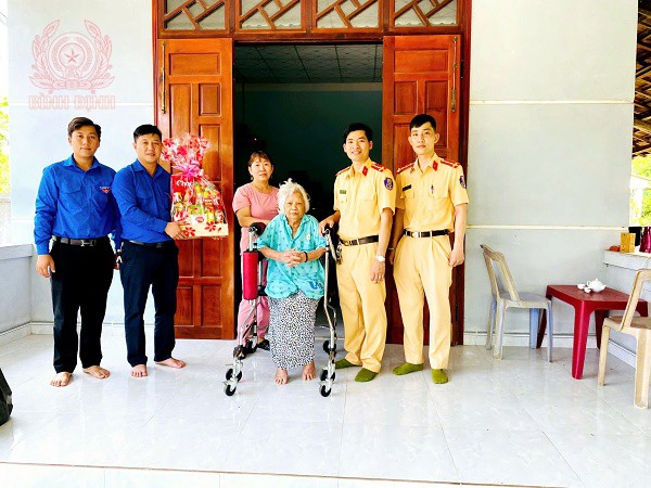 Thăm tặng quà Mẹ Việt Nam Anh hùng