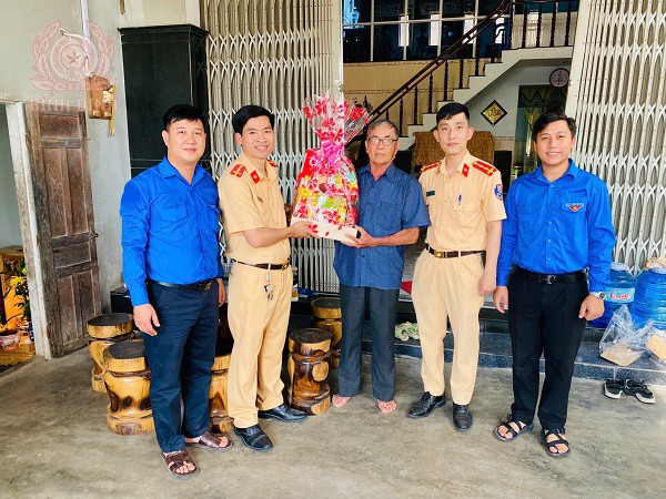 tham tang qua nguoi co cong cach mang