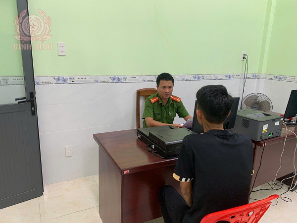 1 can bo cong an xa goi hoi giao duc doi tuong dang quan ly