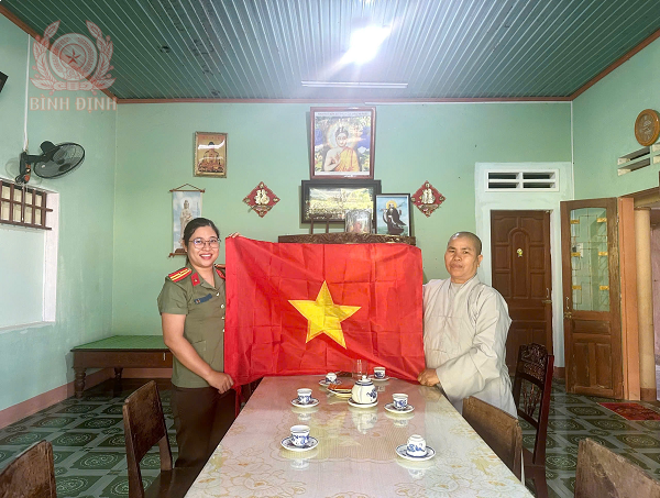 Công an xã Mỹ Hòa tặng Cờ Tổ quốc Chùa Phước Thiện