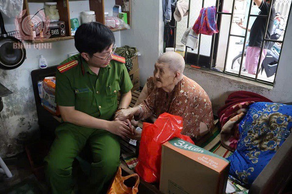 2 cong an thi tran dieu tri tham tang qua cac gia dinh chinh sach