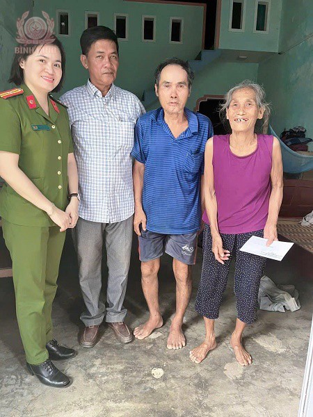 2 cong an xa phuoc thuan tang qua than nhan liet si cand tren dia ban