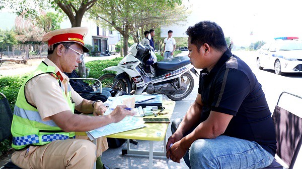 CBCS Trạm kiểm soát giao thông Tuy Phước lập biên bản xử phạt trường hợp vi phạm TTATGT