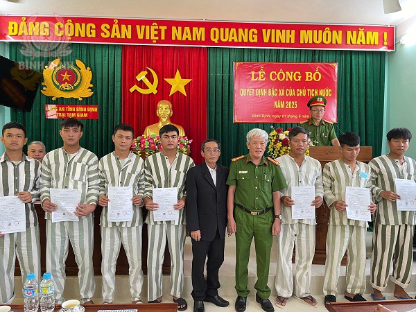 lanh dao co quan thi hanh an hinh su trao quyet dinh dac xa cua chu tich nuoc cho 26 pham nhan