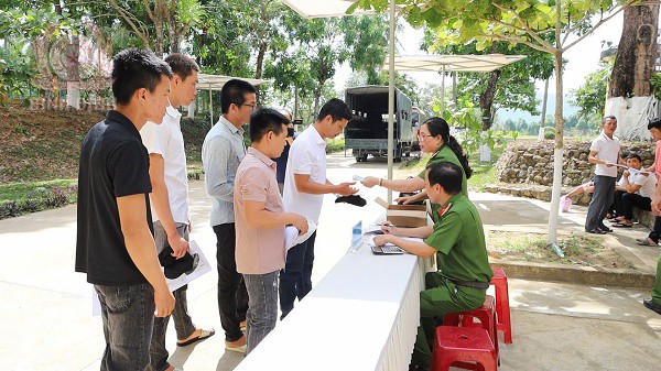 trai giam kim son tien hanh trao sim the can cuoc va tien cho cac truong hop dac xa truoc khi ve nha