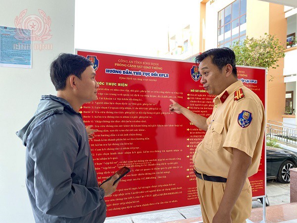 trung ta nguyen thanh hoai can bo doi sat hach cap gplx co gioi duong bo phong csgt ca tinh huong dan nguoi dan doi gplx qua dich vu cong truc tuyen